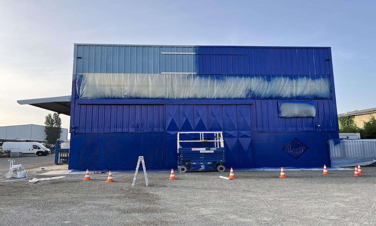 Entrepôt industriel après mise en peinture de la façade